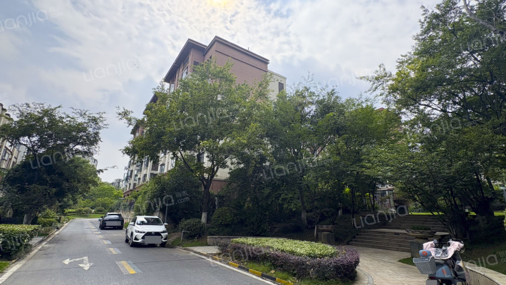 东方熙龙山院外景图