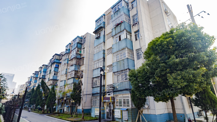 医药站宿舍大院外景图