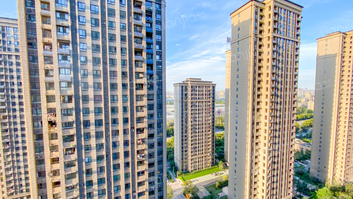 信地华地城外景图