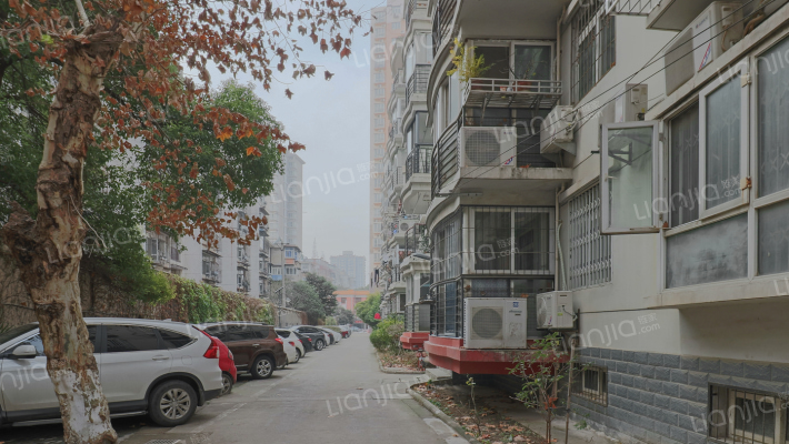 上滑坡小区外景图