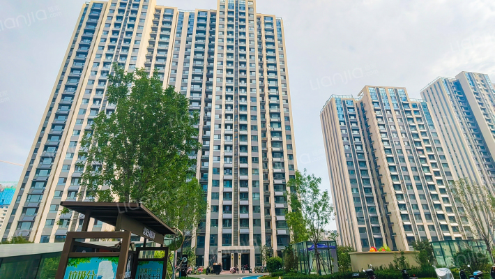 明湖润庭外景图