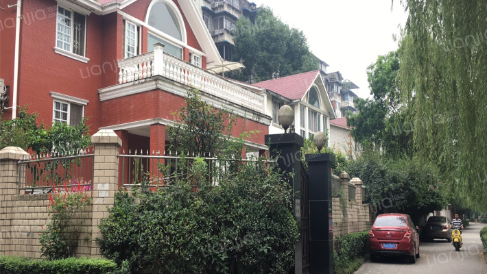 中央花园沿河别墅外景图