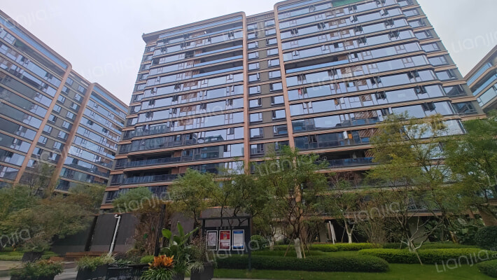 东安湖畔外景图