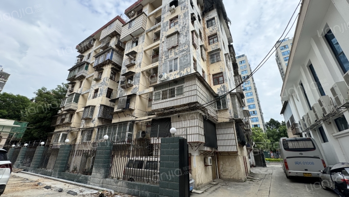 福建商贸学校宿舍外景图