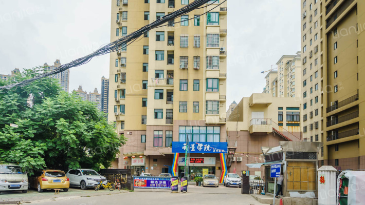 玉承和花园外景图