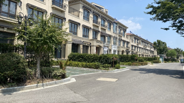 中赫玫瑰园外景图