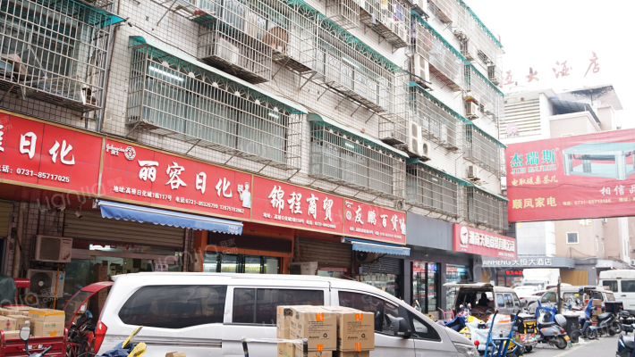 高桥日化城外景图