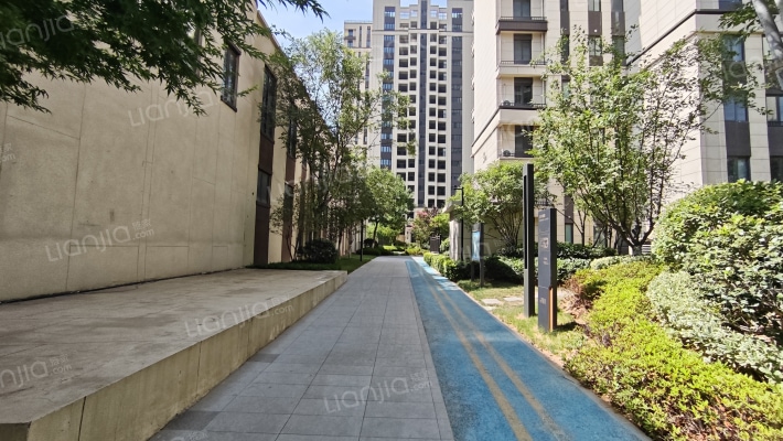 绿都元正望晴川外景图