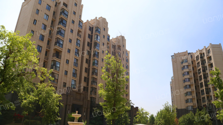 艾维尼小城外景图