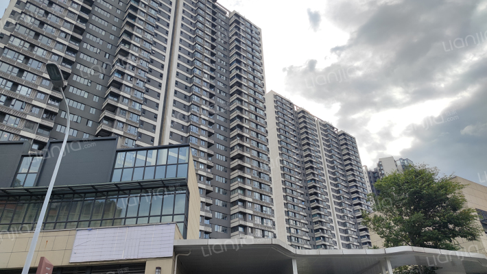 和昌拾里松湖外景图