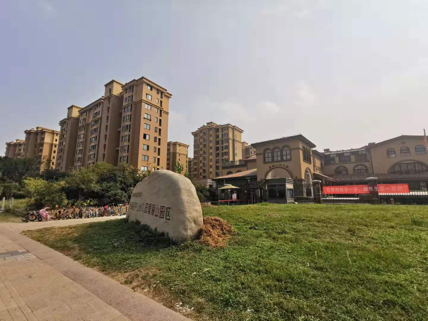 融科瑷骊山小区实景 26