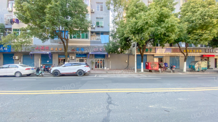 老房产局楼外景图