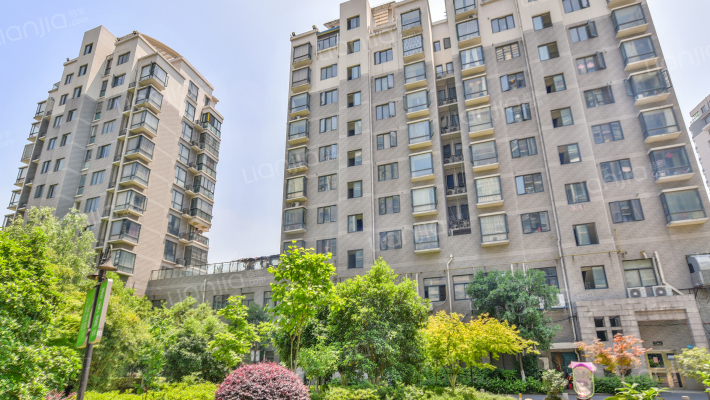 湖畔春天外景图