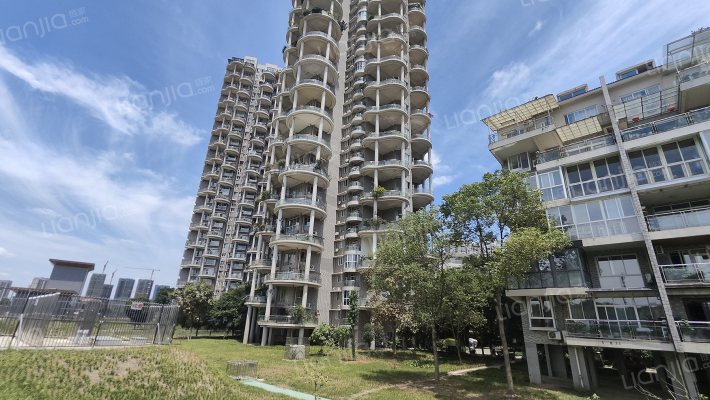 现代生态水城外景图