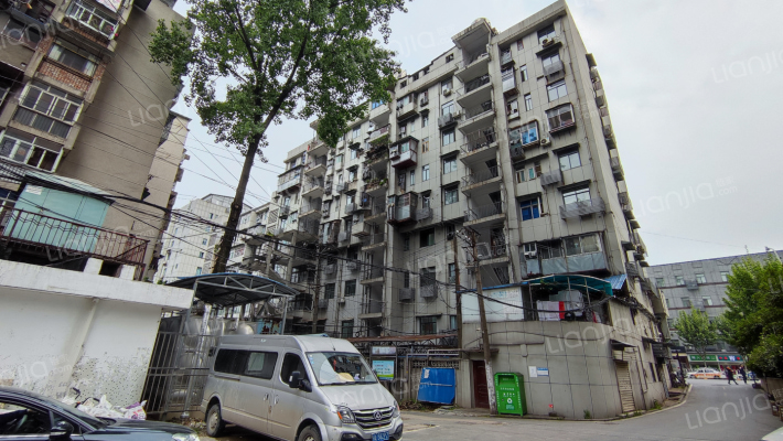 保险大楼外景图