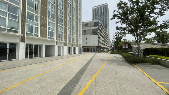 同进韵动城外景图