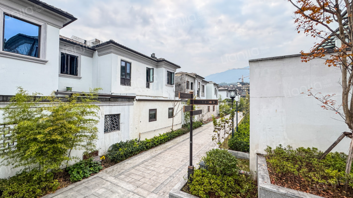 平湖溪院外景图