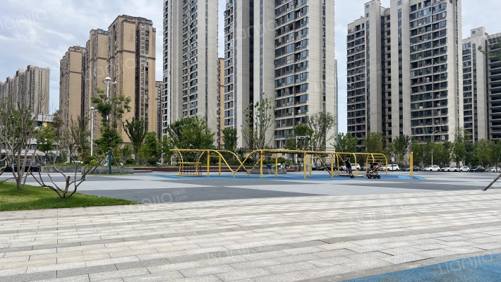 麓谷山湖郡外景图