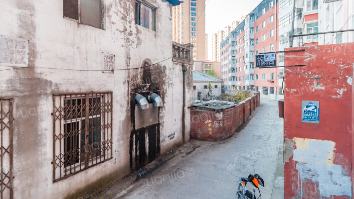 汽车公司家属楼外景图