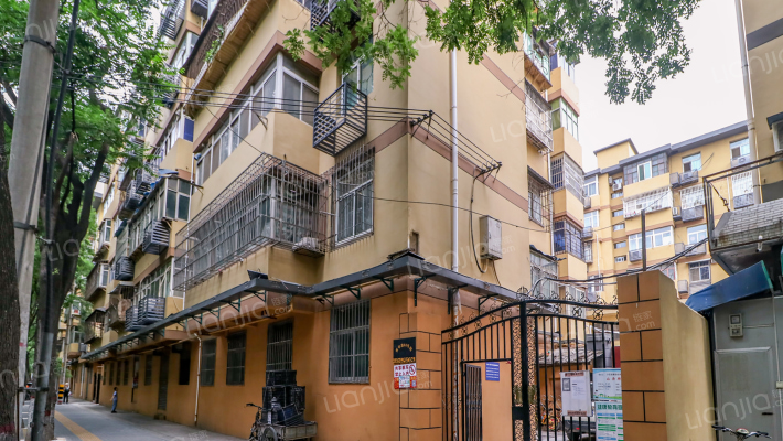 青年路68号院外景图