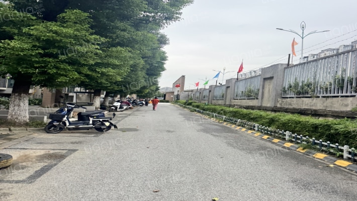青年城外景图