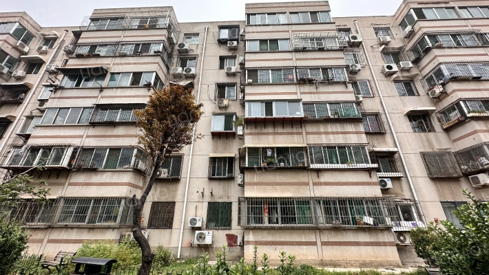 中建八局宿舍外景图