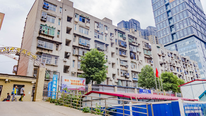 关山中学宿舍楼外景图