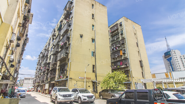 塑料厂家属院外景图