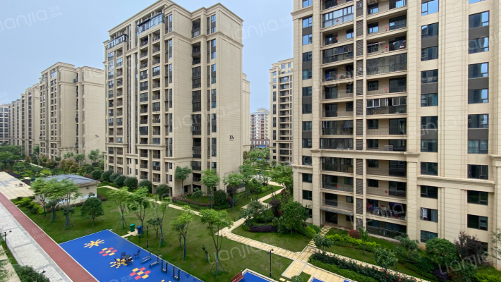 中南拂晓城外景图