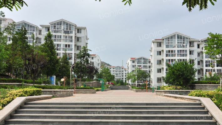 百通依山小居外景图