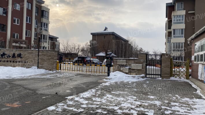 东山庭院外景图