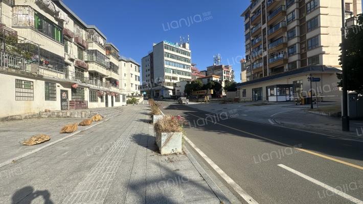 温泉镇荔园路外景图