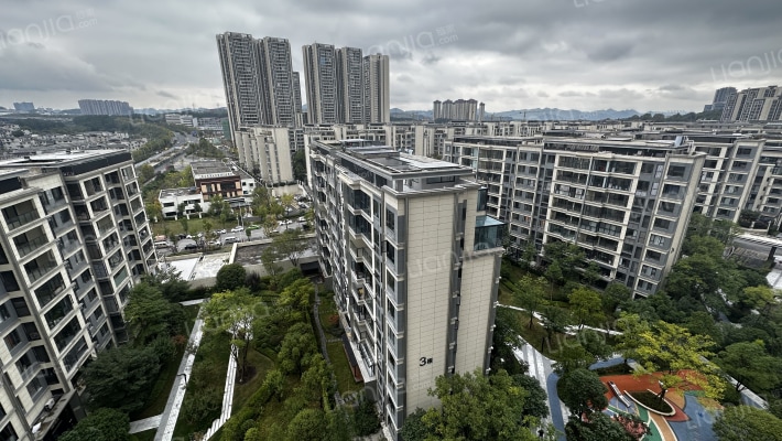 龙湖景粼天著水云外景图