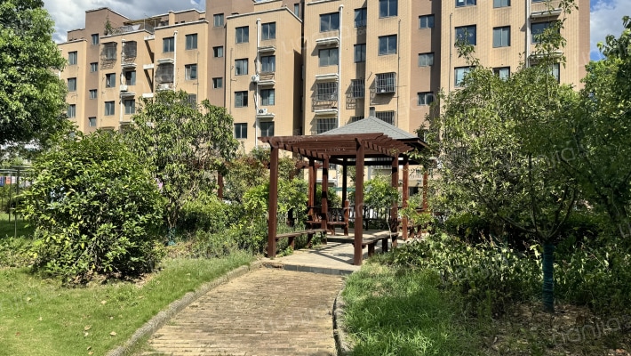 江岸景城外景图