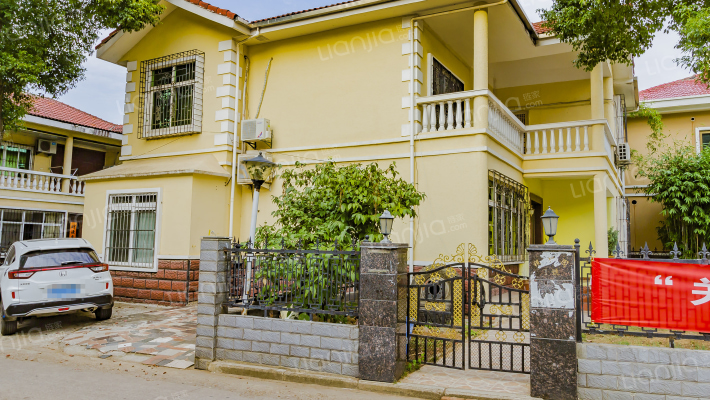 天鹅湖假日山庄外景图