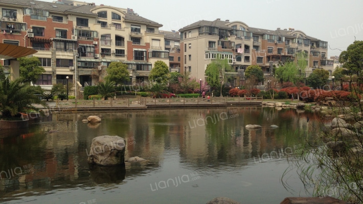 水岸花城外景图