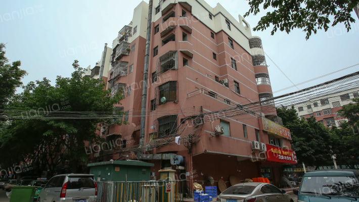 35区住宅楼外景图