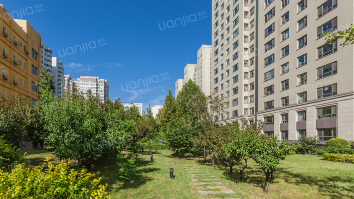 保利香槟花园外景图