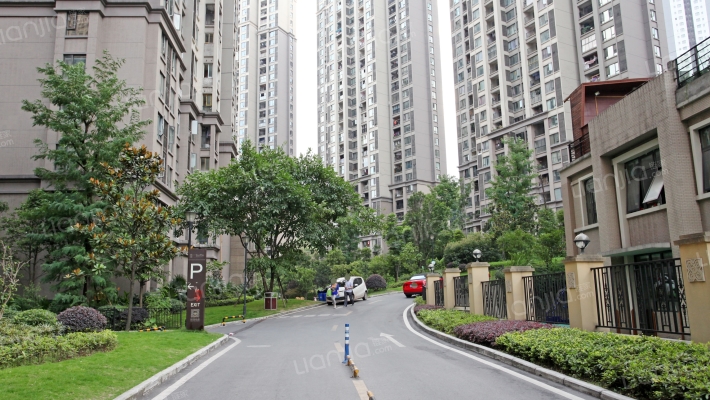 半山华府外景图