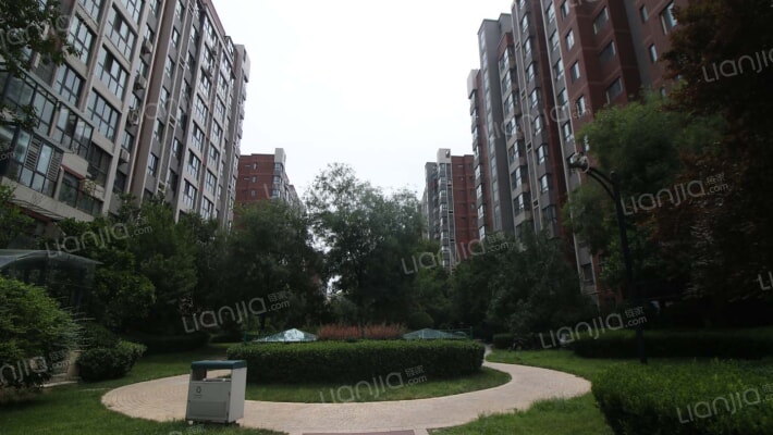 蔚蓝花城七色镇外景图