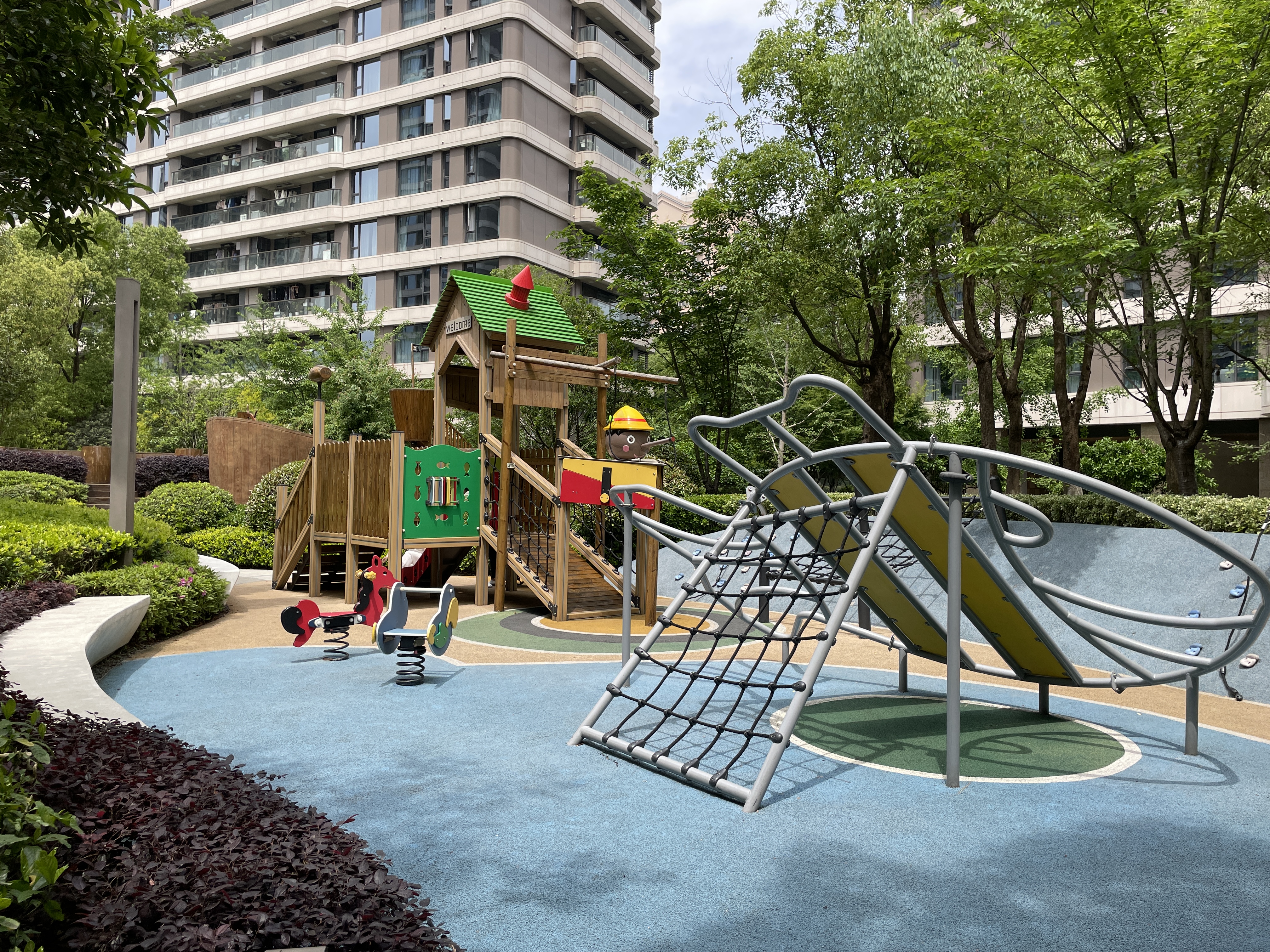 Metropolis Forest compound photo 4