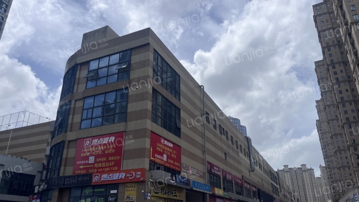 恒业站前广场外景图