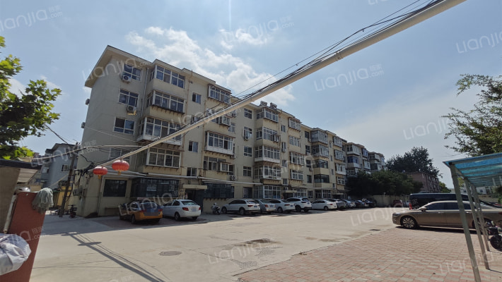 地质职工大学宿舍外景图