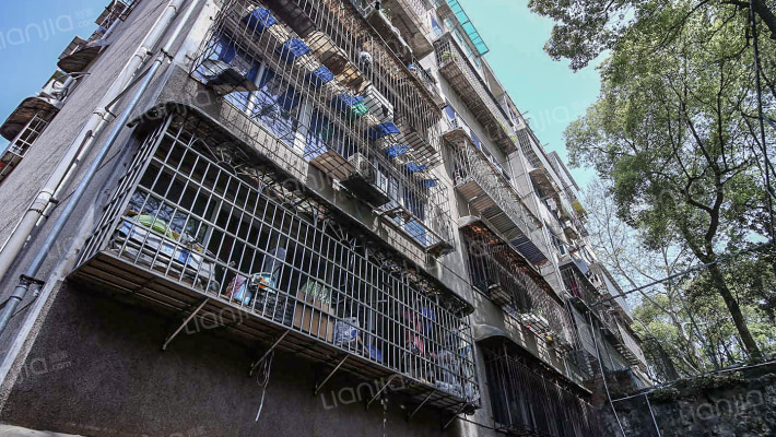 交通职院宿舍楼外景图