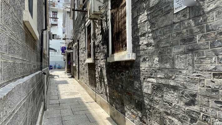 民主大巷外景图