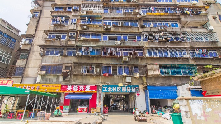 老交警宿宅外景图