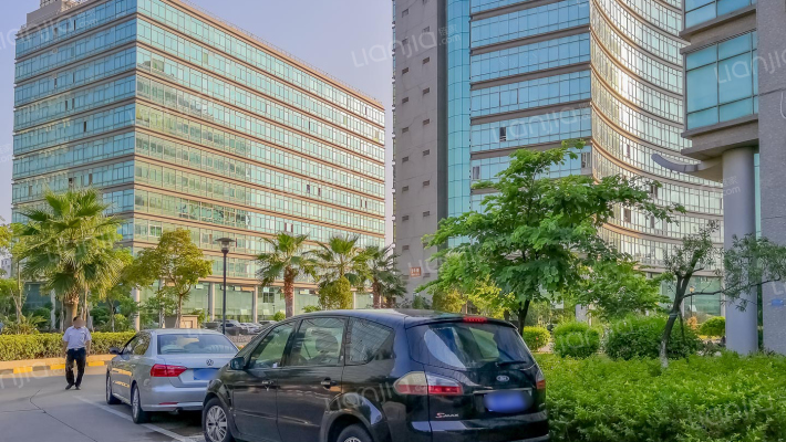 金山财富广场外景图