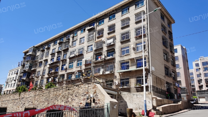 边防家属楼外景图