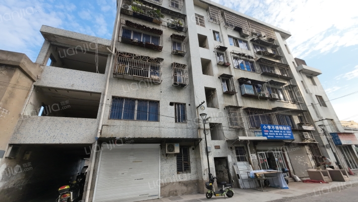 东门上街外景图