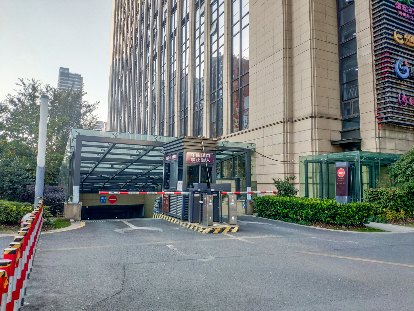 绿城财通中心小区实景 12